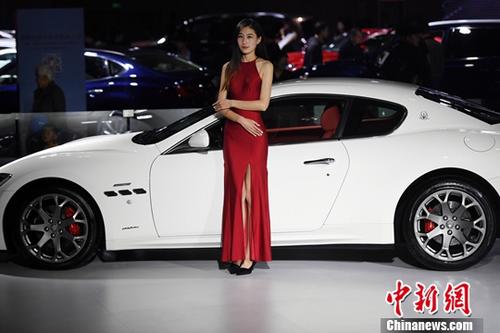 11月9日，2017第14屆中國(guó)西南（昆明）國(guó)際汽車(chē)博覽會(huì)在昆明滇池國(guó)際會(huì)展中心開(kāi)展，市民欣賞了一場(chǎng)汽車(chē)盛宴。會(huì)展現(xiàn)場(chǎng)還展出了新能源汽車(chē)及機(jī)車(chē)。<a target='_blank' href='http://www.chinanews.com/'>中新社</a>記者李進(jìn)紅攝