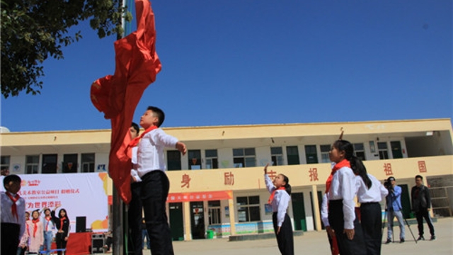 周口留守兒童的國(guó)慶節(jié)：敬隊(duì)禮、升國(guó)旗