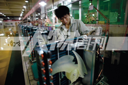 2010年5月10日，珠海格力電器工廠里，工人正在流水線上生產(chǎn)家用空調(diào)（方迎忠）