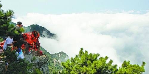  廬山云霧變幻莫測(cè)，常常轉(zhuǎn)瞬間便換了模樣。